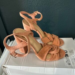 6.5W Gianni Bini Blush Suede Heels